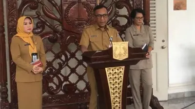Ketua II Gugus Tugas Percepatan Penanganan COVID-19 Provinsi DKI Jakarta, Catur Laswanto (tengah). (Ayojakarta.com/Khoirur Rozi)