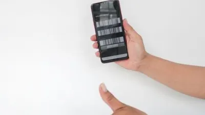 Ilustrasi melakukan cek IMEI [Shutterstock].