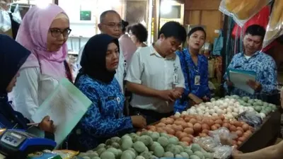 Petugas Subbag UKM dan KPKP Perekonomian Jakbar mengecek harga pangan di Pasar Tomang Barat (barat.jakarta.go.id)