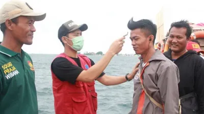 Cek suhu tubuh di Pulau Kelapa, Kepulauan Seribu Utara (Berita Jakarta/Suparni)