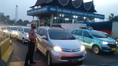 06.30 situasi arus lalu lintas di Gerbang Tol Cengkareng terpantau padat, Selasa (10/11/2020)/dok: Twitter @TMCPoldaMetro