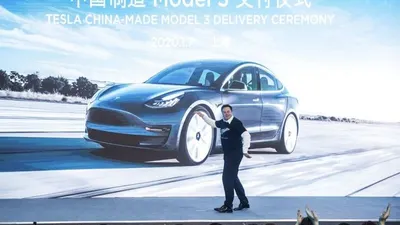 Tesla Ingin Produksi Model 3 Varian Terbaru di China. CEO Tesla, Elon Musk, di seremoni pengantaran mobil listrik pertama buatan pabrik Tesla di Shanghai, China, Model 3.  Foto: Ding Ting/Xinhua via AP