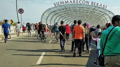 Warga beraktivitas di Kawasan Jalan Ahmad Yani, Kota Bekasi/Tribun