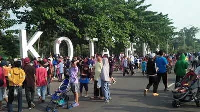 Aktivitas warga di Car Free Day (CFD) di Kota Bekasi. (M Nuralim)