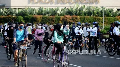 Warga berolahraga saat kegiatan Hari Bebas Kendaraan Bermotor (HBKB) di Kawasan Bundaran HI, Jakarta, Minggu (21/6/2020). Saat HBKB atau CFD sejumlah orang menjalani rapid test dengan hasil reaktif, usai menjalani tes swab hasilnya negatif Covid-19.  (Foto: Republika/Prayogi)