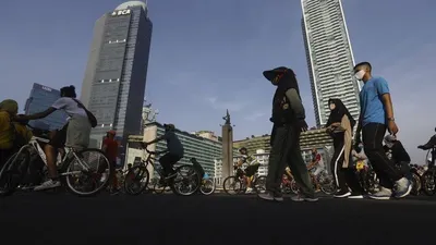 Sebagai ilustrasi. Sejumlah warga berolahraga di kawasan Bundaran HI, Jakarta, Minggu (21/6/2020). [Suara.com/Angga Budhiyanto]