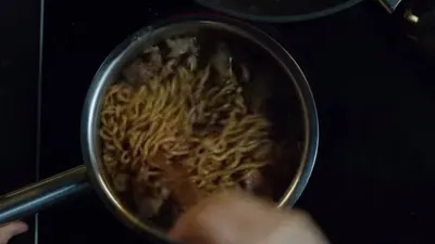 Cuplikan pembuatan Chapguri dalam Film Parasite. (sumber: youtube)