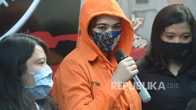Tersangka kasus penyalahgunaan narkoba Catherine Wilson dihadirkan saat rilis di Mapolda Metro Jaya, Jakarta, Sabtu (18/7/2020).(Prayogi/Republika)