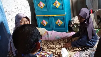 Salah satu warga yang terindikasi penyakit chikungunya  saat dikunjungi Kepala Desa Sukakarsa. (dok)