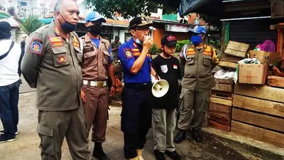 Kasatpol PP dan Damkar saat melaksanakan imbauan pada masyarakat soal new normal. (Ayobandung/M Ikhsan)