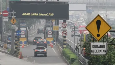 sebagai uilustrasi. Sejumlah kendaraan melintas di jalan Tol Lingkar Dalam, Jakarta, Jumat (23/2).