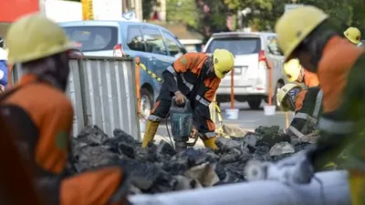 Pekerja membongkar trotoar lama di Jalan Cikini Raya, depan Taman Ismail Marzuki (TIM), Jakarta, Rabu (19/6/2019). Revitalisasi trotoar di sepanjang Jalan Cikini Raya-Pramuka dan Jalan Kramat Raya-Salemba sepanjang 10 kilometer dengan anggaran sebesar Rp75 miliar tersebut bertujuan agar ramah bagi pejalan kaki dan penyandang disabilitas. ANTARA FOTO/Nova Wahyudi/wsj.