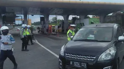 Petugas melakukan pemeriksaan kendaraan dari luar daerah di exit tol Cileunyi, Minggu (10/5/2020). (Ayobandung.com/Mildan Abdalloh)