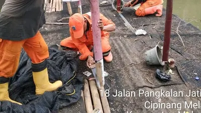 Petugas membongkar tempat pemancingan liar di Cipinang Melayu, Jakarta Timur/dok: timur.jakarta.go.id