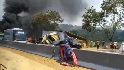 Tabrakan beruntun di Tol Cipularang KM 92, Kabupaten Purwakarta, Senin (2/9/2019) (@zarlan_sy/Twitter)  --------- Artikel ini sudah Terbit di AyoBandung.com, dengan Judul Breaking News: Belasan Kendaraan Terlibat Kecelakaan Beruntun di Tol Cipularang, pada URL https://www.ayobandung.com/read/2019/09/02/62314/breaking-news-belasan-kendaraan-terlibat-kecelakaan-beruntun-di-tol-cipularang  Penulis: Fira Nursyabani Editor : Fira Nursyabani