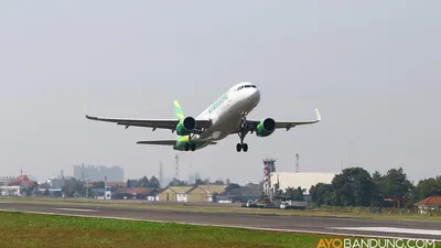 Pesawat Citilink saat tinggal landas di Bandara Internasional Husein Sastranegara, Kota Bandung. (Ayobandung.com/Irfan Al-Faritsi)