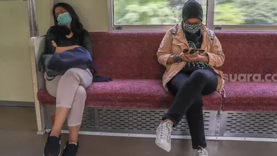 ilustrasi penumpang di commuterline atau KRL yang menjaga jarak/ Suara.com
