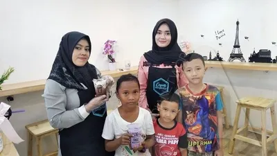 Konsumen yang menikmati minuman anti baper di Conter Anti Baper (Ayojakarta.com/Dhika Alam Noor