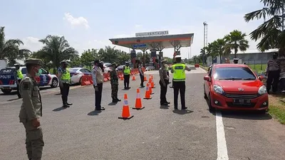 Petugas gabungan mengecek setiap kendaraan yang melintas di perbatasan Kabupaten Majalengka. (Ayocirebon.com/Istimewa)