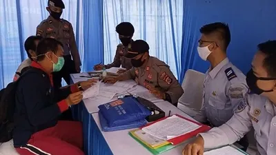 Warga Majalengka yang sempat terdampar di Sumatera jalani pemeriksaan sesuai protokol kesehatan sebelum dijemput Pemkab Majalengka. (dok)