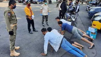 Para pelanggar PSBB Indramayu dihukum push-up. (Ayocirebon/Erika Lia)