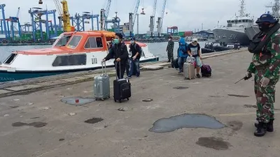 Para ABK kapal pesiar MV Artania tiba di Dermaga Tanjung Priok, Jakarta Utara, kemarin (Jumat, 24/4/2020). (Dok. Puspen TNI)