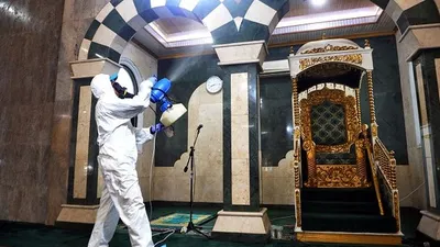 Penyemprotan disinfektan dilakukan petugas di Masjid Jami' Al Munawwar, Pasar Minggu, Jakarta Selatan, bersamaan dengan Kick Off Gerakan Semprot Disinfektan 10.000 Masjid Antisipasi Penyebaran Virus Corona. (Ilustrasi/Dok. Dewan Masjid Indonesia)