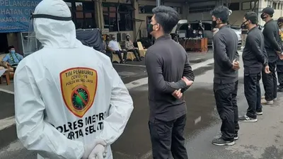 Polda Metro Jaya bersama Kodam Jaya dan Pemerintah Provinsi DKI Jakarta meluncurkan Tim Pemburu Covid-19 atau Covid Hunter, Jumat (4/12). Tim yang bakal bermarkas di setiap Kepolisian Resor (Polres) itu tugas pokoknya adalah melaksanakan testing, tracing, dan treatment atau 3T.  Foto: istimewa via Republika
