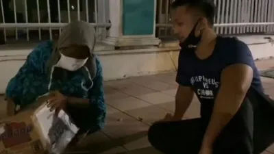 Crazy Rich Surabayan bagi-bagi sembako berisi duit jutaan rupiah. (youtube)