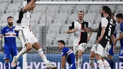 Bintang Juventus Cristiano Ronaldo (kiri) merayakan golnya ke gawang Sampdoria dalam lanjutan Liga Italia di Allianz Stadium. MARCO BERTORELLO / AFP
