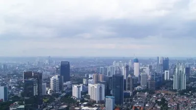 Ilustrasi langit Jakarta cerah berawan