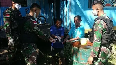 Prajurit Satgas Pamtas Yonif Raider 300/Brajawijaya (Bjw) di Pos Wambes mengajarkan cara mencuci tangan yang benar (Papen Satgas Raider 300, Lettu Inf Dody Suyono)