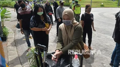 Pengunjung mencuci tangan sebelum memasuki Summarecon Mall Bekasi. (Foto: Republika/Edwin Dwi Putranto )