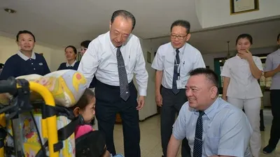 Dari kiri ke kanan: Mansjur Tandiono (Komisaris DAAI TV), Edy Wiranto (Wakil Ketua Komite Eksekutif DAAI TV), Hong Tjhin (CEO DAAI TV) menghibur anak binaan Yayasan Bhakti Luhur di Cilandak, Jakarta Selatan/ Dok.DAAI TV (Anand Yahya)