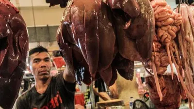 Sebagai ilustrasi, suasana pusat penjualan daging Babi di Pasar Senen, Jakarta Pusat, Sabtu (12/1). [Suara.com/Fakhri Hermansyah]