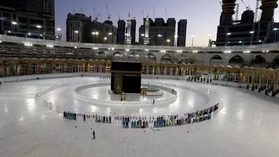 Suasana Kakbah, Masjidil Haram, Mekah, Arab Saudi, pada hari pertama bulan suci Ramadhan di tengah pandemi virus corona (Covid-19), Jumat (24/4/2020). (Reuters/Ganoo Essa)