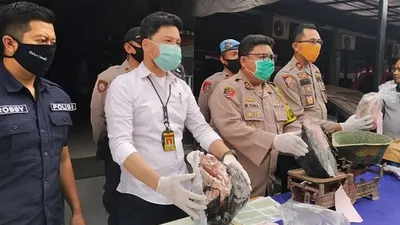 Daging sapi yang dioplos daging celeng disita polisi sebagai barang bukti kejahatan. (Ayobandung/Tri Junari)