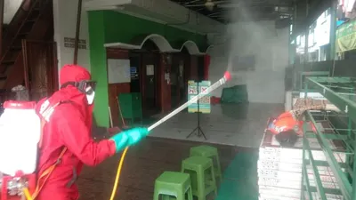 Petugas Damkar Jakarta Timur tengah melakukan penyemprotan disinfektan/dok: timur.jakarta.go.id