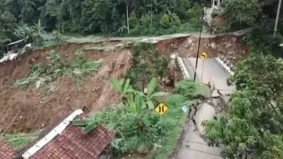 Kondisi permukiman warga dan infrastruktur di Kecamatan Lebak Gedong porak poranda setelah diterjang banjir bandang dan longsor, Kamis (9/1/2020). (iNews/Iskandar Nasution)