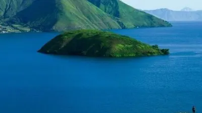 Pemandangan Danau Toba dari Bukit Pangururan. (Suara.com/Silfa Humairah)