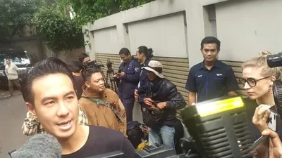 Daniel Mananta sesaat melayat Ashraf Sinclair di Pejaten Barat, Jakarta, Selasa (18/2/2020). (Republika/Zainur Mahsir Ramadhan)