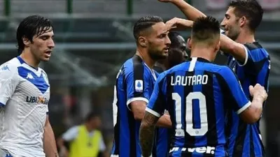 Bek Inter Milan Danilo D'Ambrosio (tengah) merayakan golnya ke gawang Brescia bersama rekan setimnya dalam lanjutan Liga Italia di Giuseppe Meazza. Miguel MEDINA / AFP