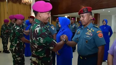 Komandan Korps Marinir Mayor Jenderal TNI (Mar) Suhartono menyalam Kolonel Mar Rivelson Saragih  dalam acara Laporan Korps Kenaikan Pangkat (Kenkat) di Mako Kormar, Kwitang, Jakarta Pusat/Dispen Kormar