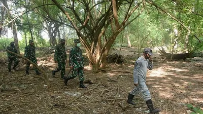 Komandan Lantamal III Jakarta, Brigadir Jenderal TNI (Mar) Hermanto bersama rombongan saat melakukan survei di Pulau Laki (Dispen Lantamal III)