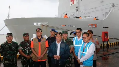 Komandan Lantamal III Brigjen TNI (Mar) Hermanto bersama  Menteri PMK, Kepala BNPB, Menteri Kesehatan, Menteri Perhubungan, Kas Kogabwilhan 1, Pangkoarmada 1, Danlantamal III, Danlanal Cirebon dan Wadirut PLN serta pegawai Kementerian Luar Negeri. (Dispen Lantamal III)