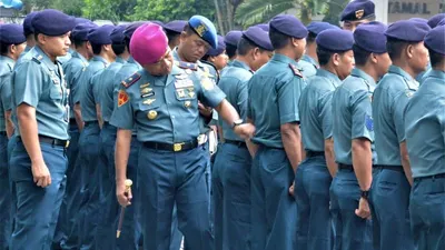 Komandan Lantamal III Jakarta Brigadir Jenderal TNI (Mar) Hermanto sidak atribut prajurit saat apel pagi, Senin (20/1/2020) (Dispenal Lantamal III)