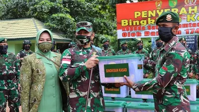 Komandan Korem (Danrem) 174/ATW Kolonel Inf Bangun Nawoko bersama istri, Rany Nawoko menyerahkan bingkisan KSAD kepada prajurit Pamtas RI-PNG