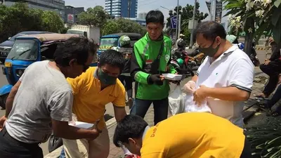 Aksi sosial untuk membantu para pekerja harian yang terdampak wabah COVID-19 dilakukan Dapoer Kasih, yang membuka usaha di Mangga Dua Square, dengan membagikan makanan siap saji dan bergizi secara gratis kepada para pengendara ojek online dan kalangan pekerja harian di Jalan Gunung Sahari Raya, Jakarta.