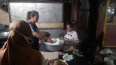 Dapur umum di RT 011/RW 014, Kelurahan Rawamangun, Kecamatan Pulogadung, Jakarta Timur,