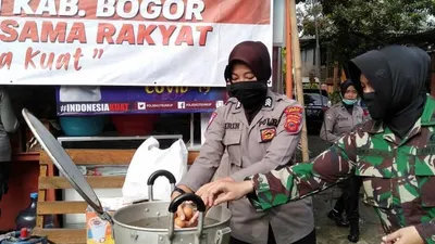 Dapur umum di Polres Kabupaten Bogor membagikan 500  nasi bungkus  perhari. ist